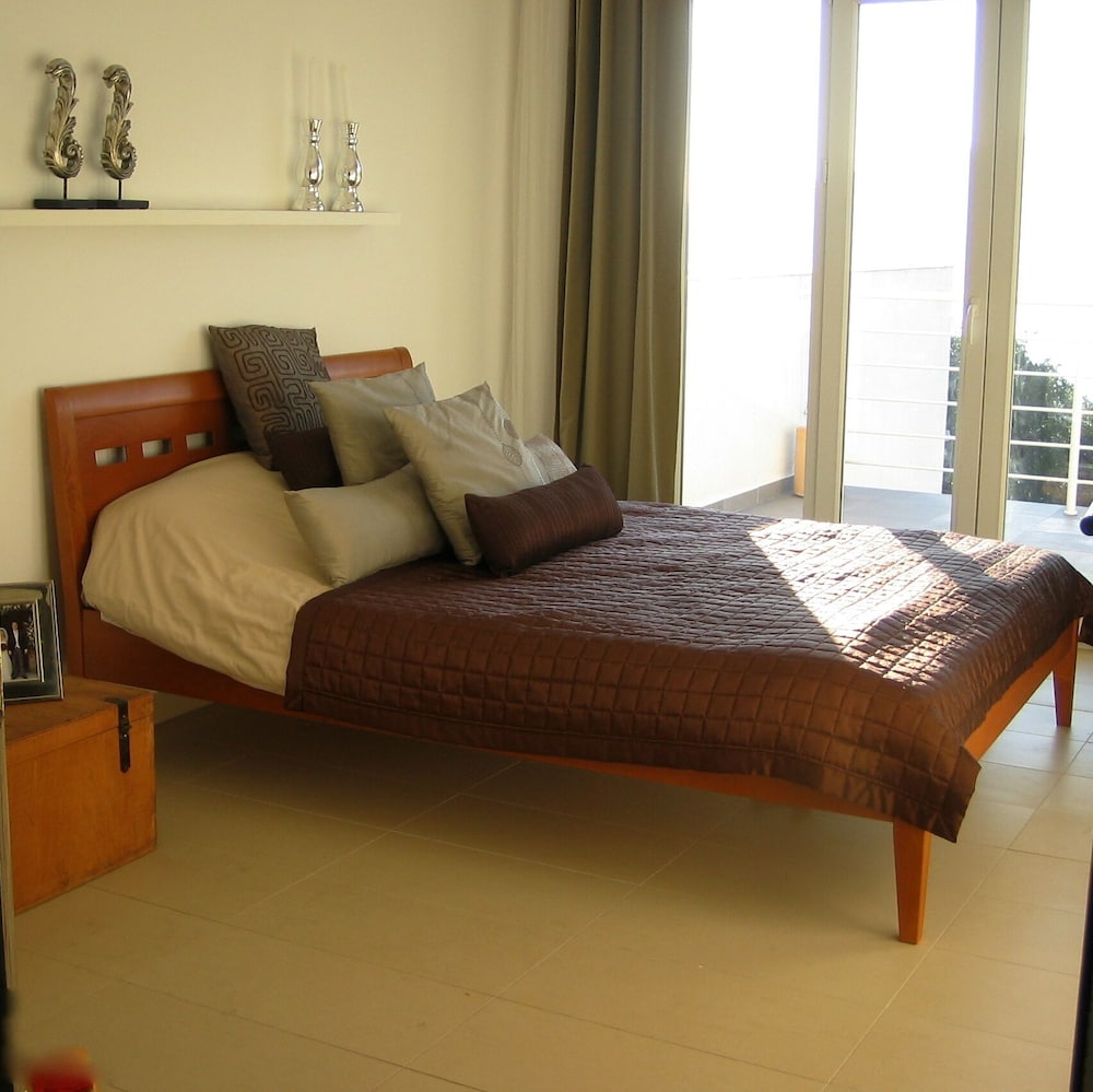 Remarkable 4-bed Villa in Denovici photo 4