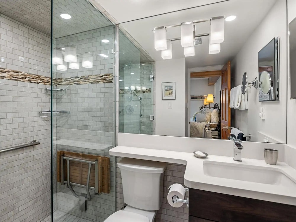 Comfortable 3BR Condo in Downtown Aspen Near Lift 1A With Pool & hot Tub!