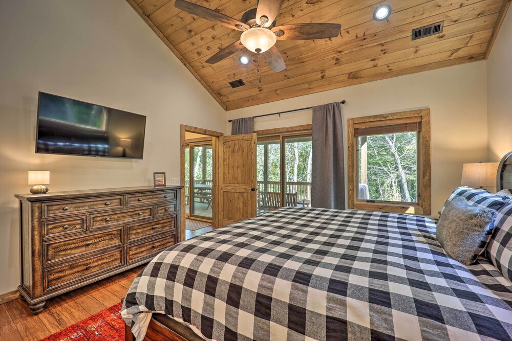 Treetop Cabin w/ Hot Tub, Near Appalachian Ski