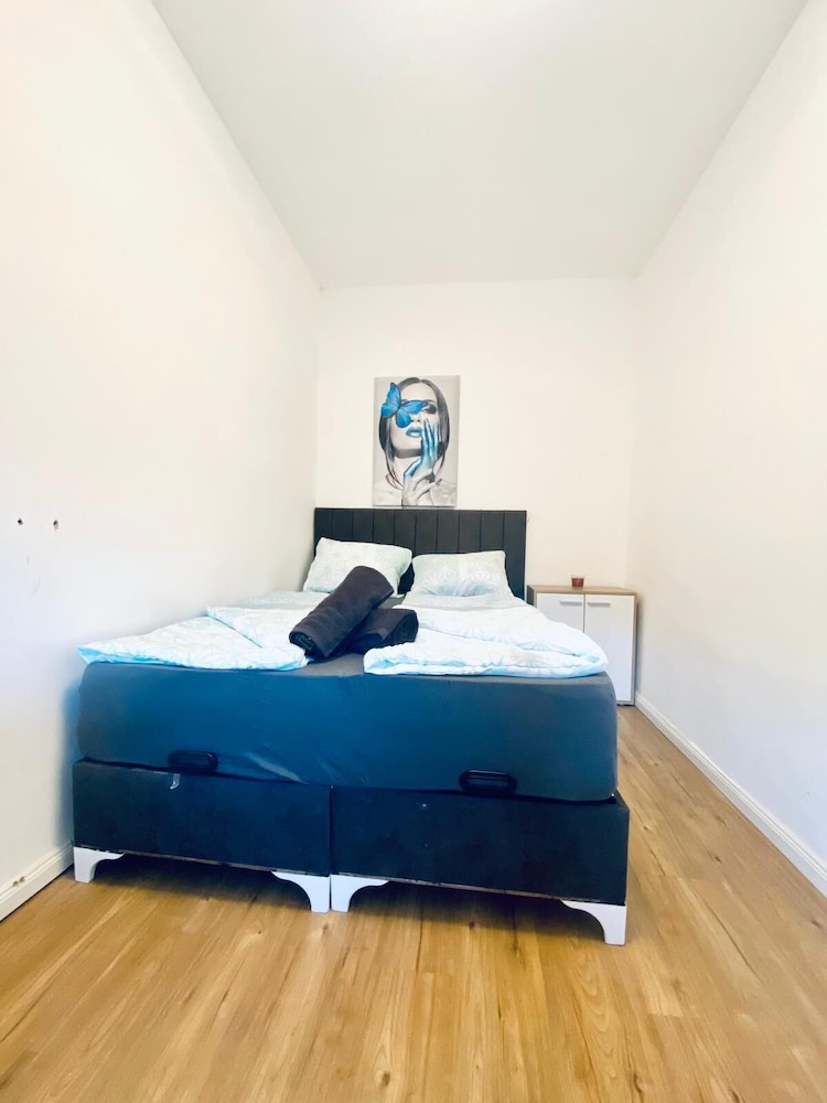 4BR Apartment for 15 Near Danube