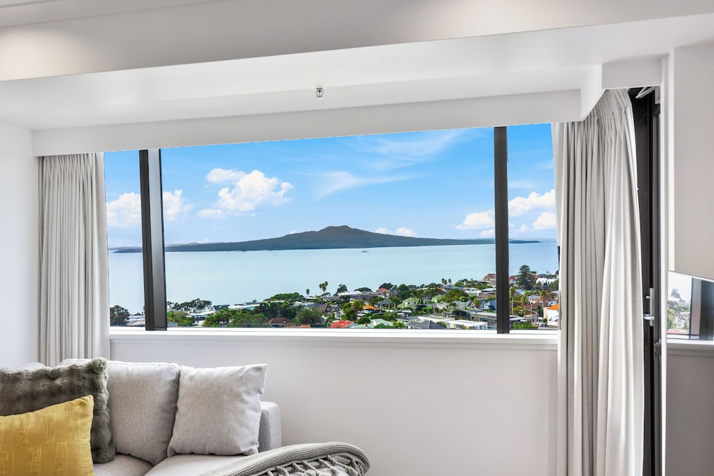 Modern 1BR w Pool/Gym Steps to Beach: Zodiak Stays