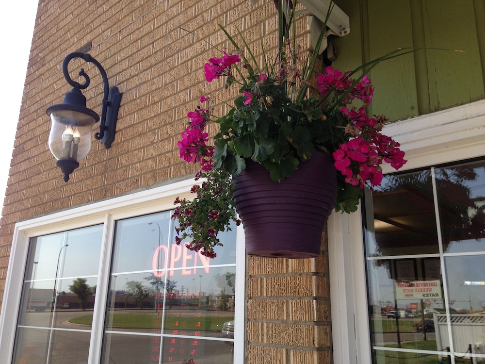 Grande Prairie Vacations - Silver Crest Lodge - Property Image 2