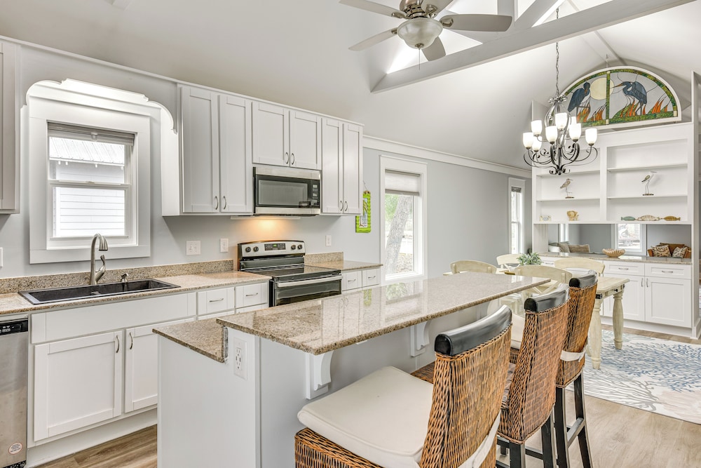 Walk to Choctawhatchee Bay: Santa Rosa Beach Home!