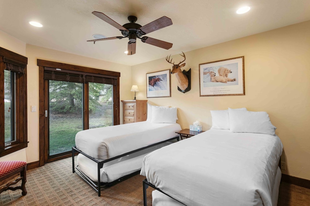1617 - Six Bedroom plus Den Lakeside 6 Condo