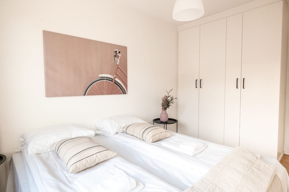 2ndhomes Modern & Cozy 2BR Apt w Balcony view 5