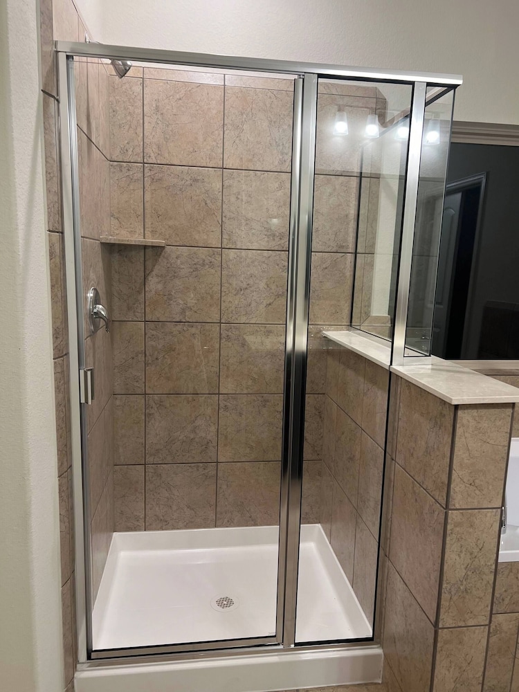 Balmoral Lakeside 5br 4ba House