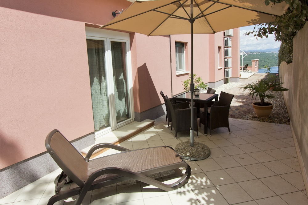 Luxury Three-bedroom Apartment With Amazing Overlook at the sea