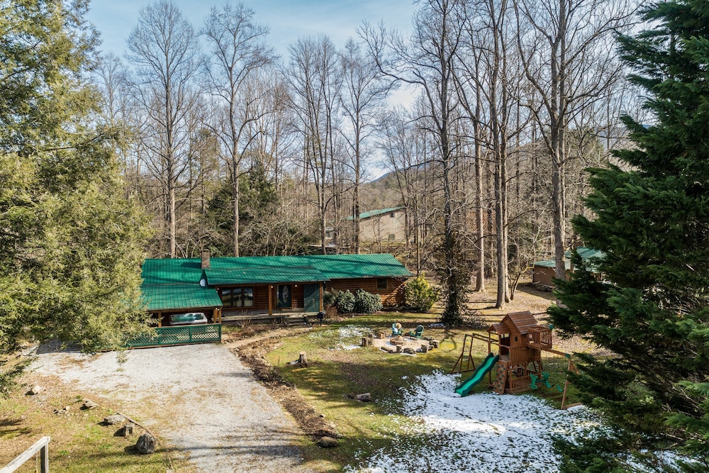 Sugar Cove by Avantstay Cabin by The River! w/ Hot Tub, Pool Table & Guest House! view 4