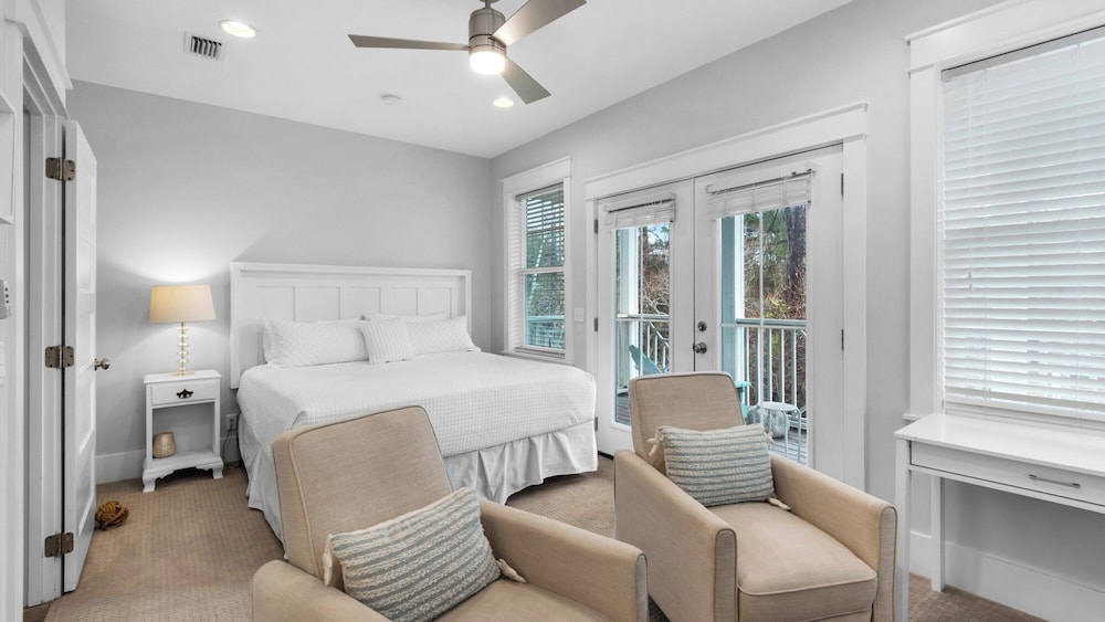 Best of Both Worlds: Pool, Golf Cart, Nearby Attractions & Steps to Beach!