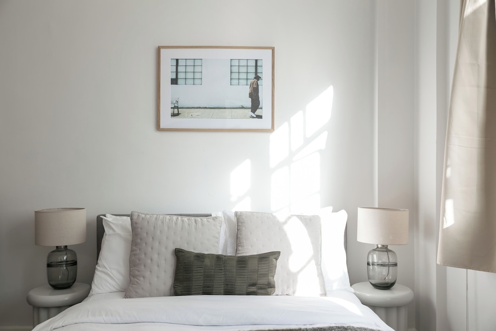 Beautifully Presented Centrally Located Studio apt