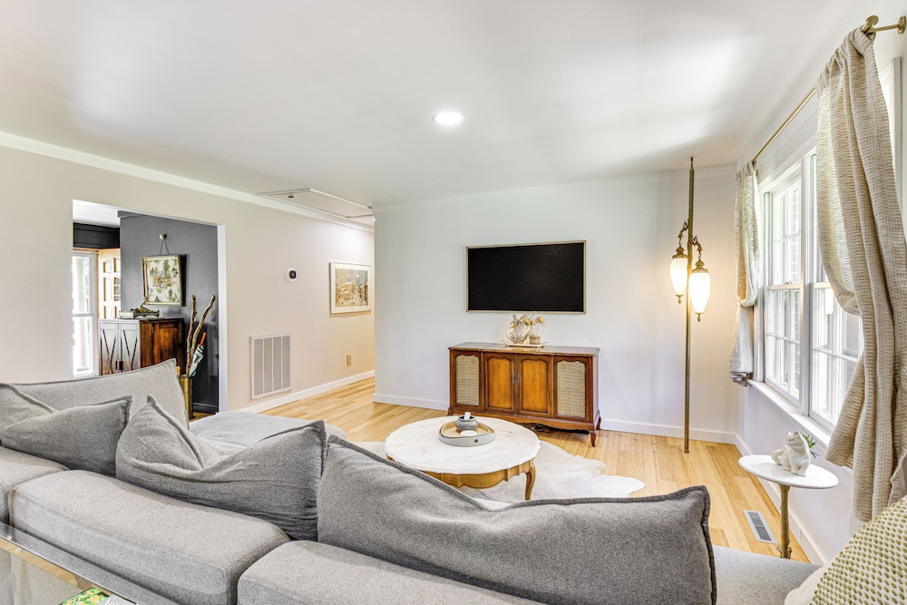 5 Mi to Lake Keowee: Stylish Salem Home w/ Yard!