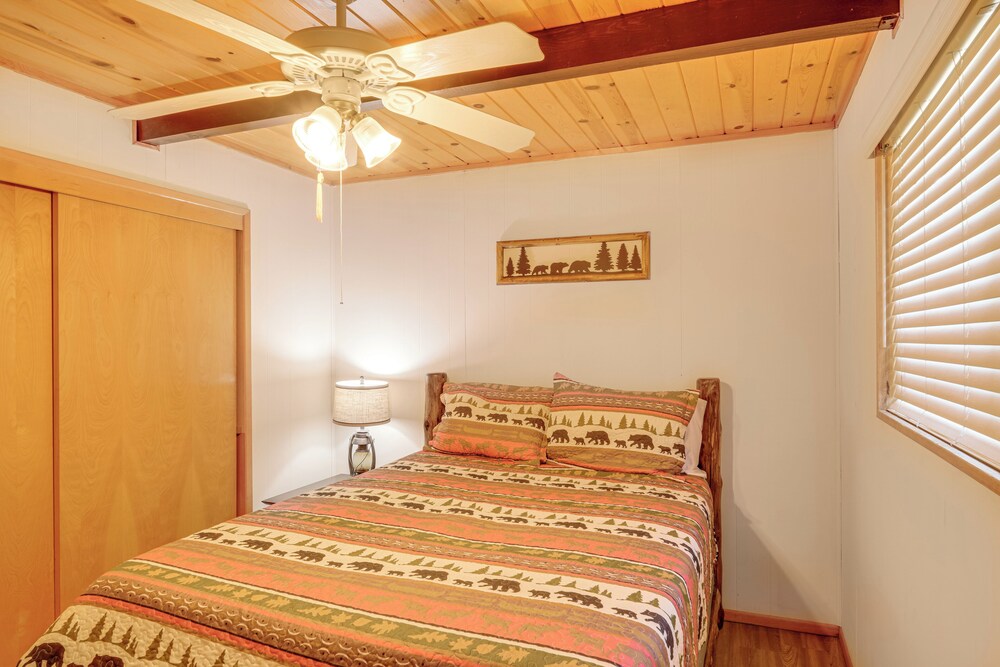 Mountain-view Haven w/ Deck in Pine Mountain Club