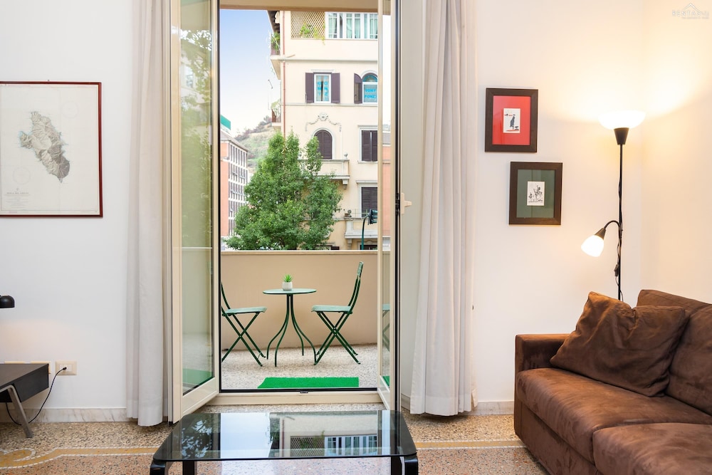 Clodia 5 Apartment
