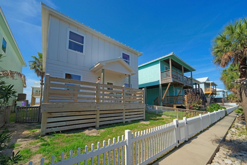 Coastal Escape w/ Pond Views + Pool Access Grahams Getaway by Avantstay