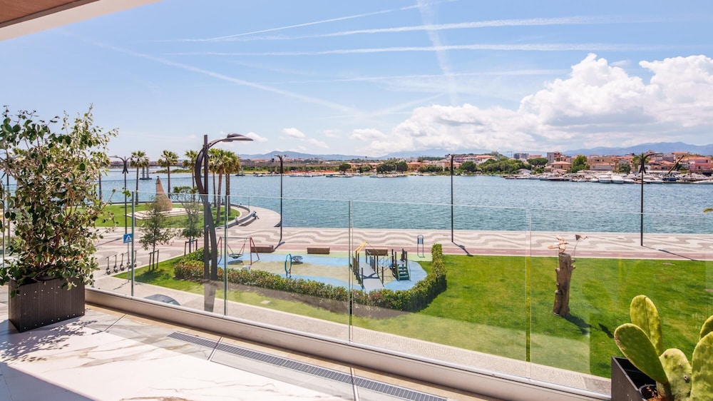 Welcomely - Deluxe Room - Charles Aznavour view 3