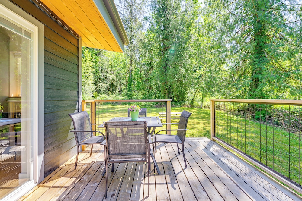 Deck, Hot Tub & Views: Sleek Getaway in Index!