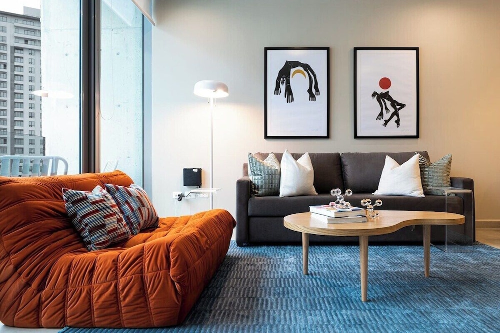 Modern Apts w Pool & Mountain View