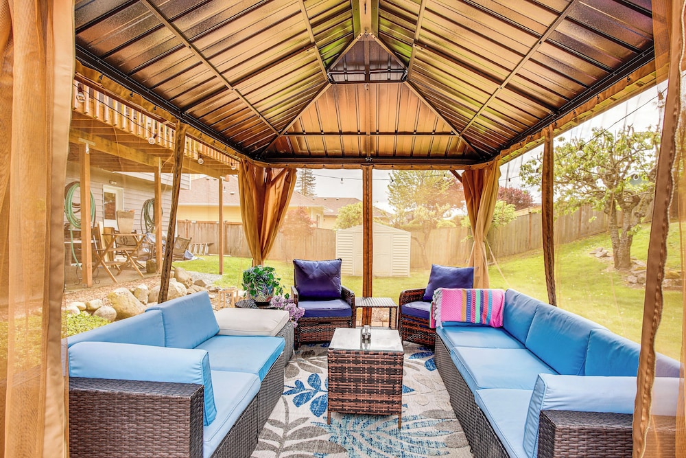 Lower-level Apt w/ Hot Tub & Sauna in Graham!