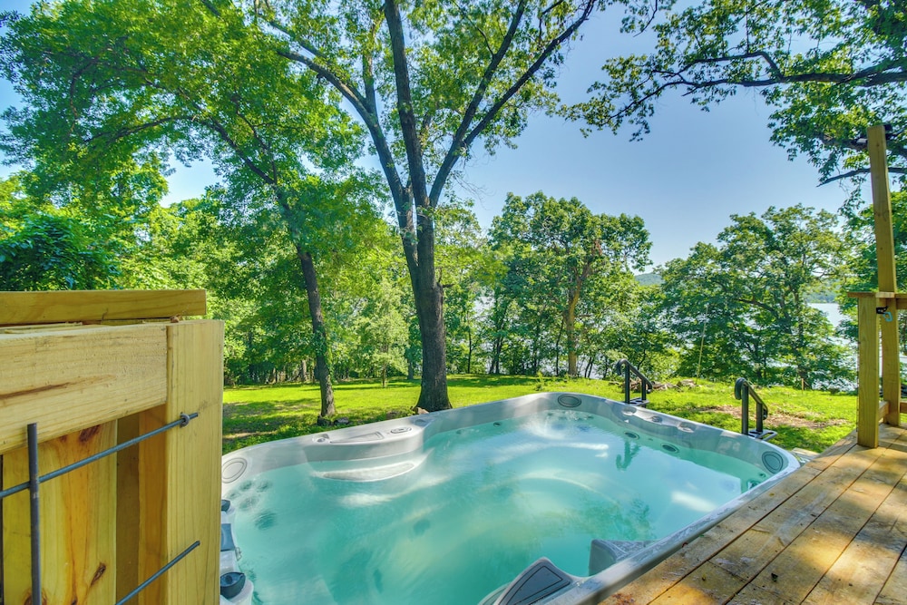 Waterfront Hot Tub - Luxe Home on Grand Lake!