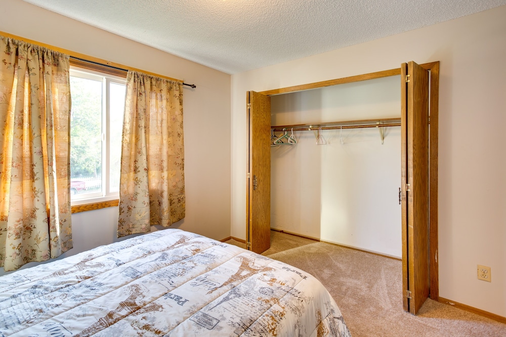 Spacious Family Home: 11 Mi to Dtwn Minneapolis!