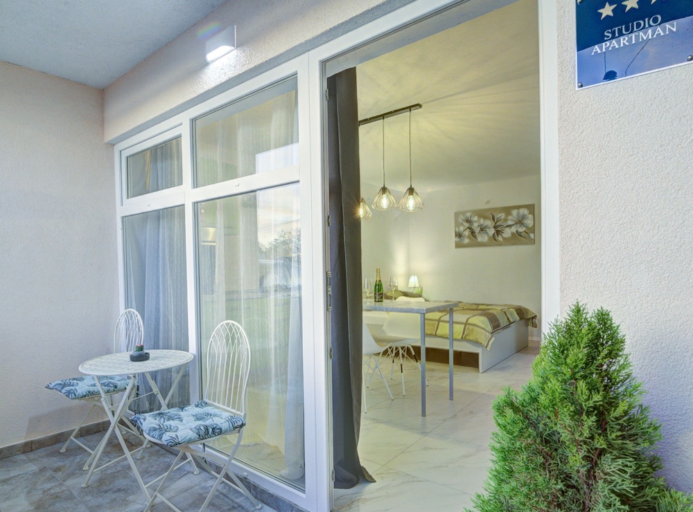 Apartments Luka & Leona view 3