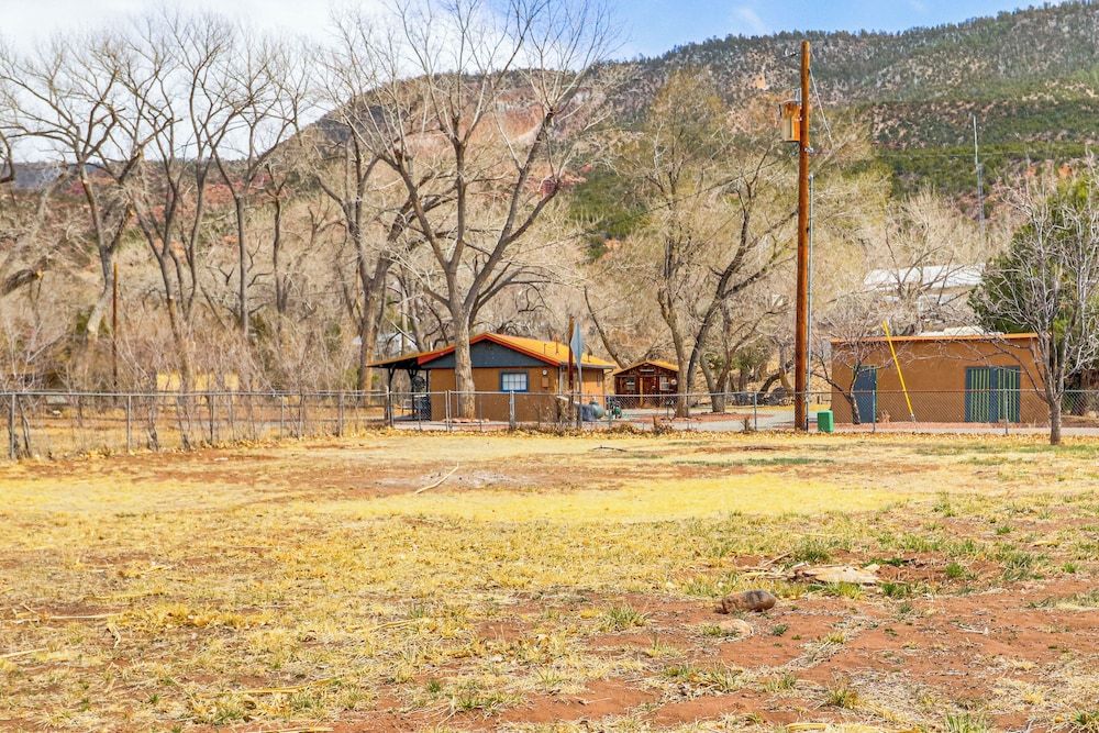 Half-mi to Jemez Hot Springs: Cozy Cabin Getaway!