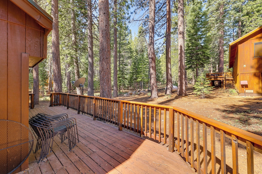 Quiet Truckee Retreat w/ Deck, 5 Mi to Donner Lake