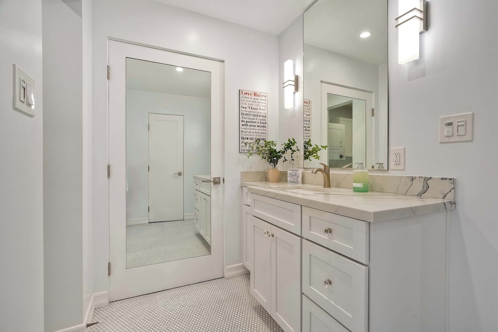 La Costa Comfort - Resort-style Living for 2