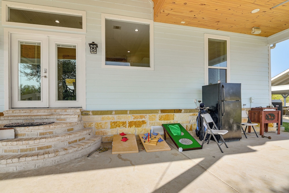 Farm Animals On-site: Needville Ranch Getaway!