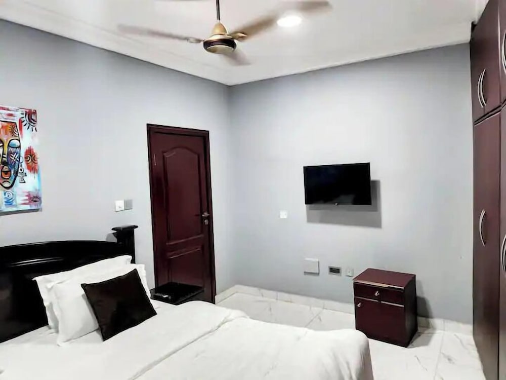Beautiful Cozy 2 Bed Near Highway