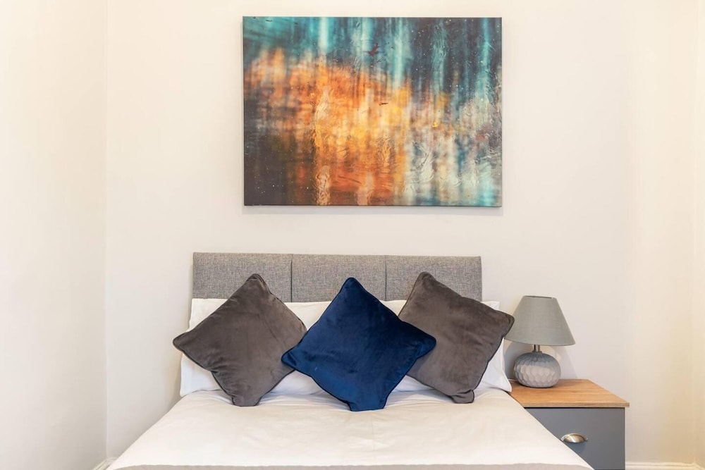 3 Bed House - Sleeps 7 - Garden - Parking - Wifi view 4