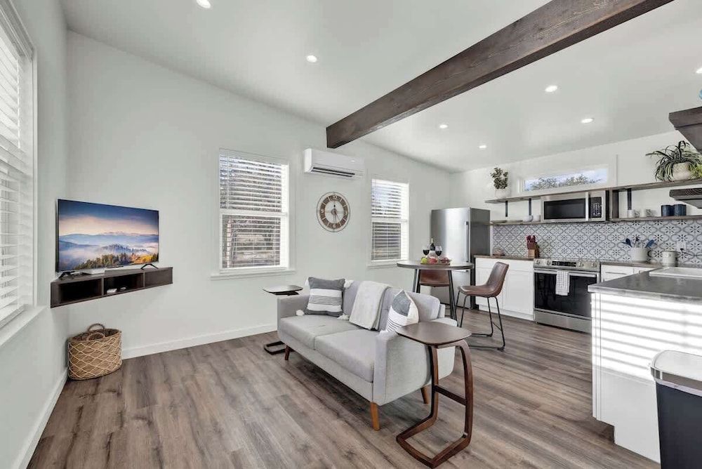 Family-friendly Hill Country Retreat Sleeps 11 + Hot Tubs