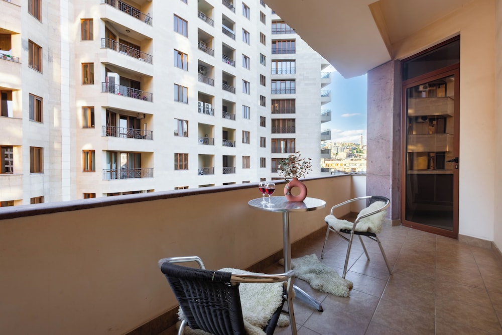 Apartment by Luxe Group DI8210
