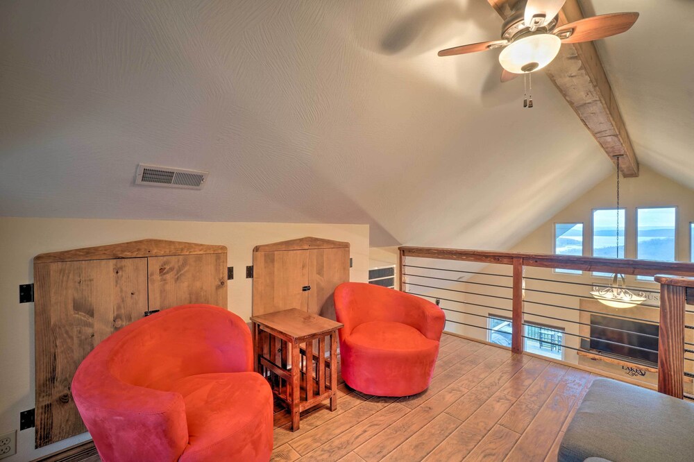Pet-friendly Branson West Lodge w/ Hot Tub!