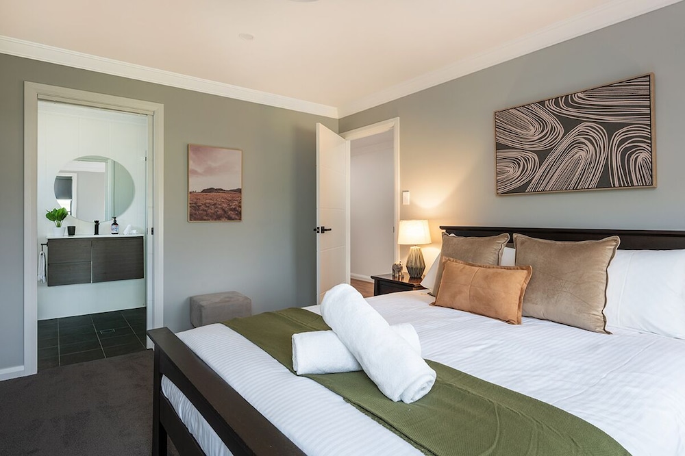 Campanile House by Your Innkeeper Mudgee view 2