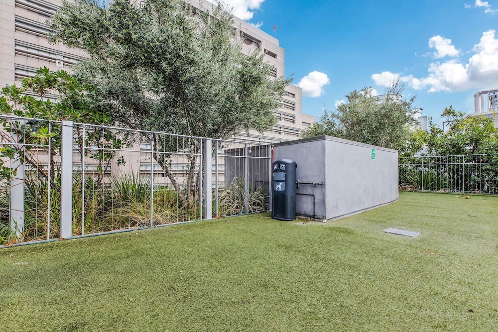Stylish Deluxe 1BR At HWH by Oneluxstay