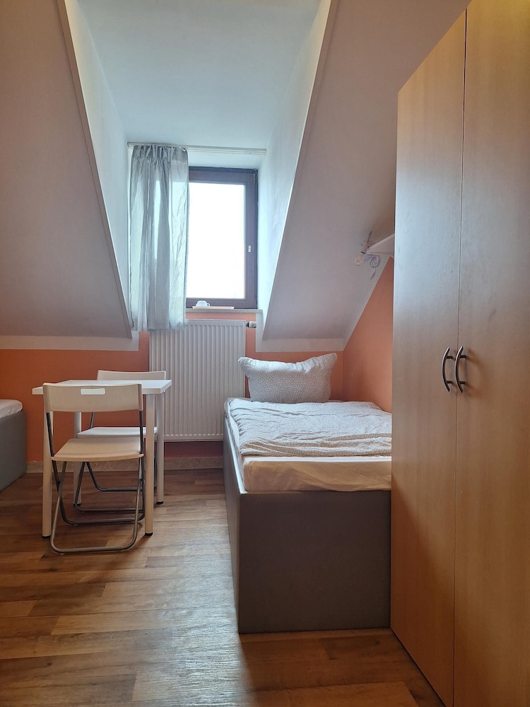 2-Rent Group Hostel Rooms AUB162
