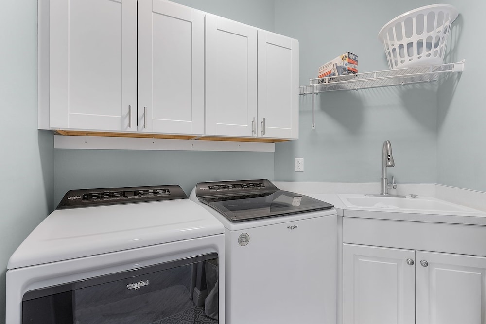 Manatee Bay #721: Waterfront Condo W/ Bay Views & Pool 3 Bedroom Condo