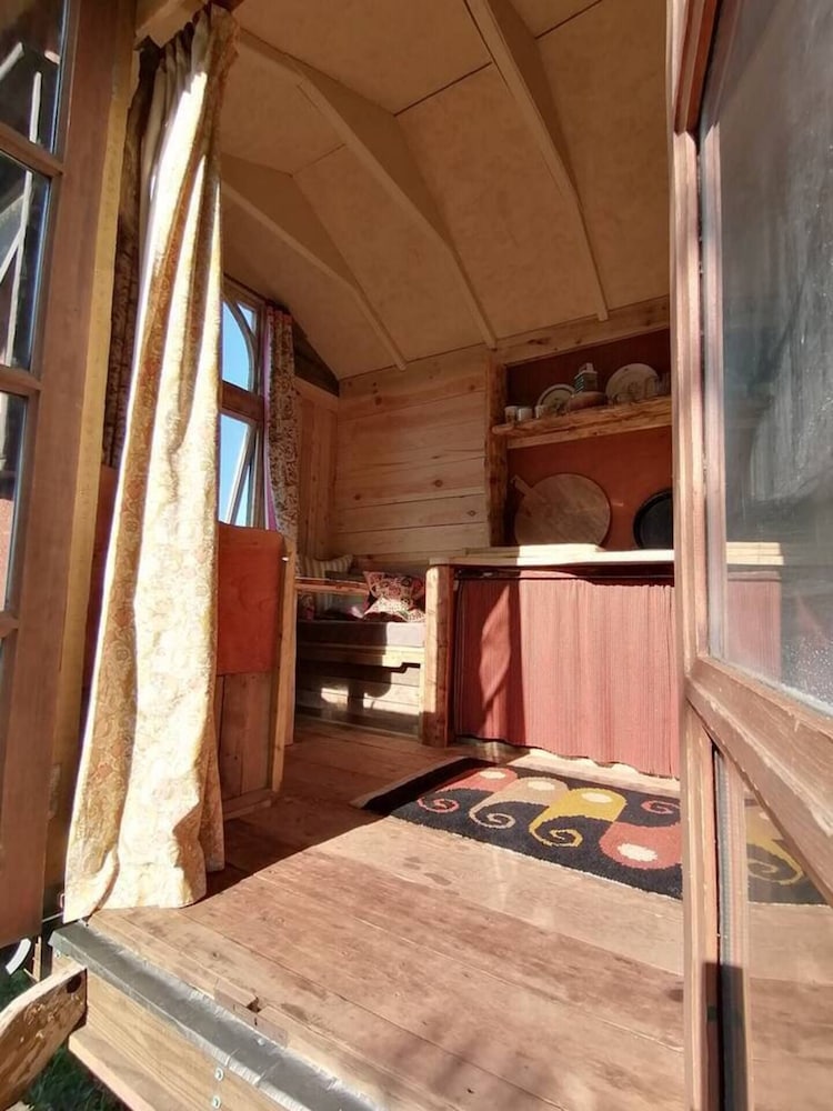 Totnes - Cabin - Sleeps 4 - Garden - Parking view 2