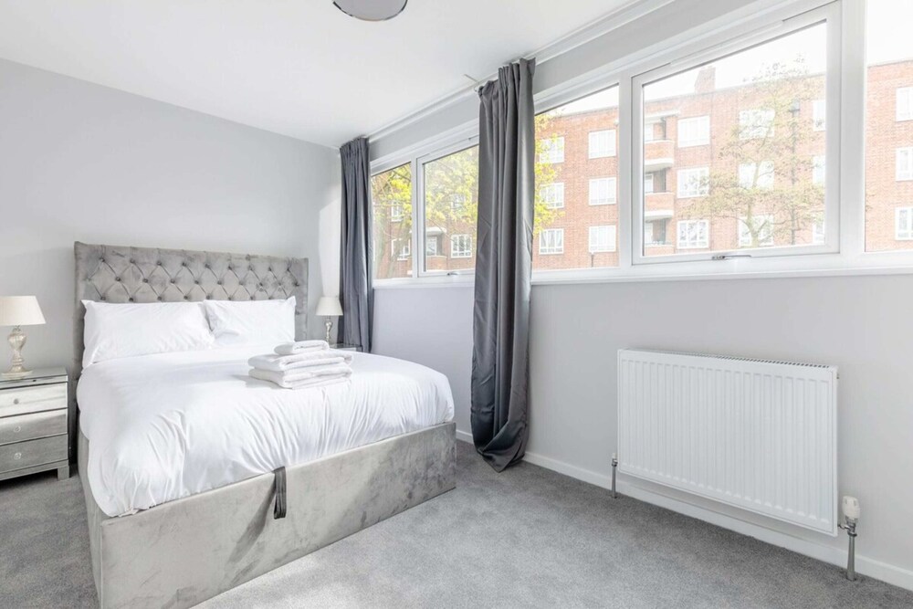 Newly Renovated 3BD Home, Islington!