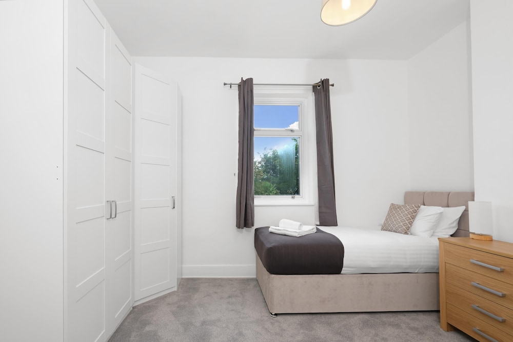Ashford Vacations - Heathrow Living Stanwell Serviced House - Property Image 4