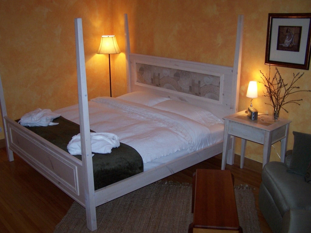 Artisan Upstairs Guesthouse - Image 2