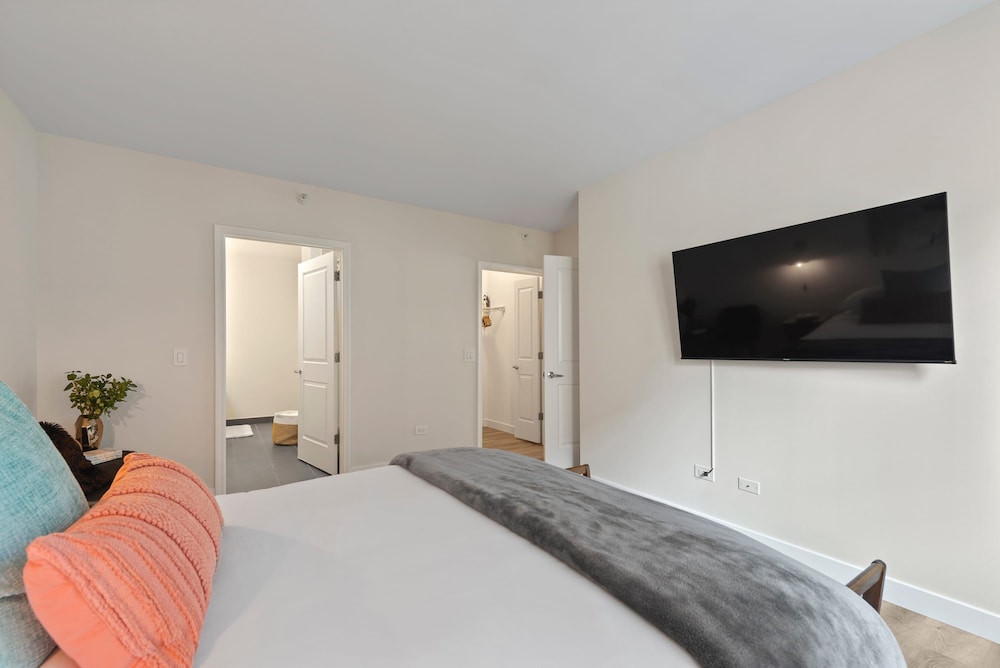 Near Riverwalk 2BR Private Balcony Downtown