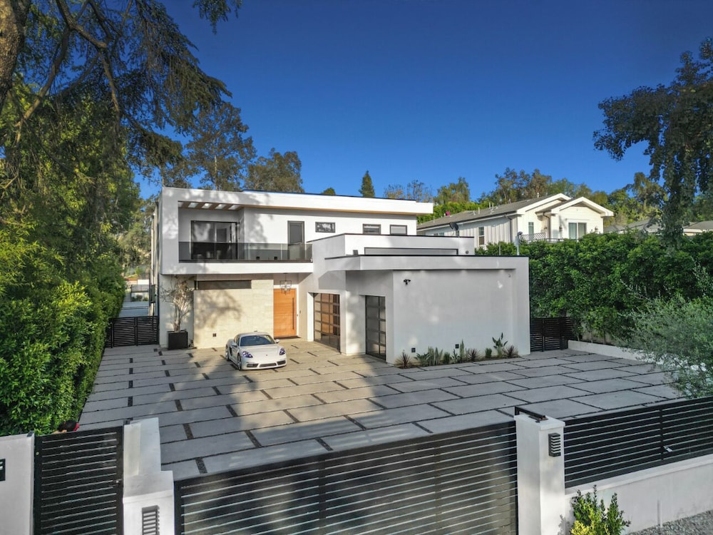 Melvin - Modern Contemporary Estate w/ Backyard + Pool & Spa