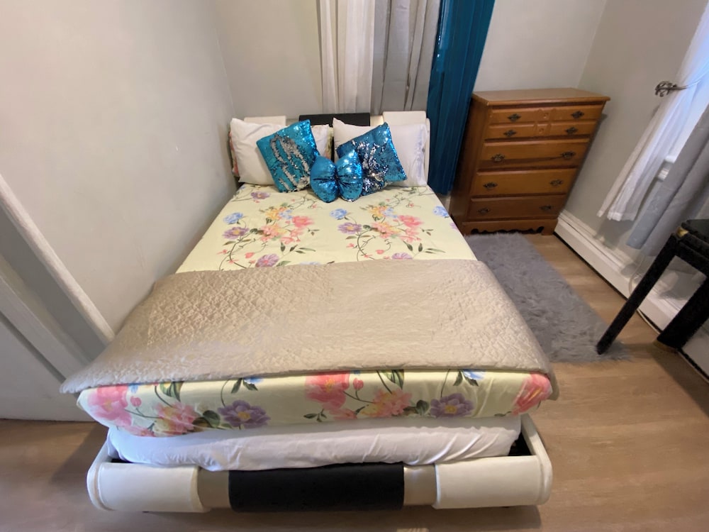 Charming 2 Bedrooms apt One Step to NYC