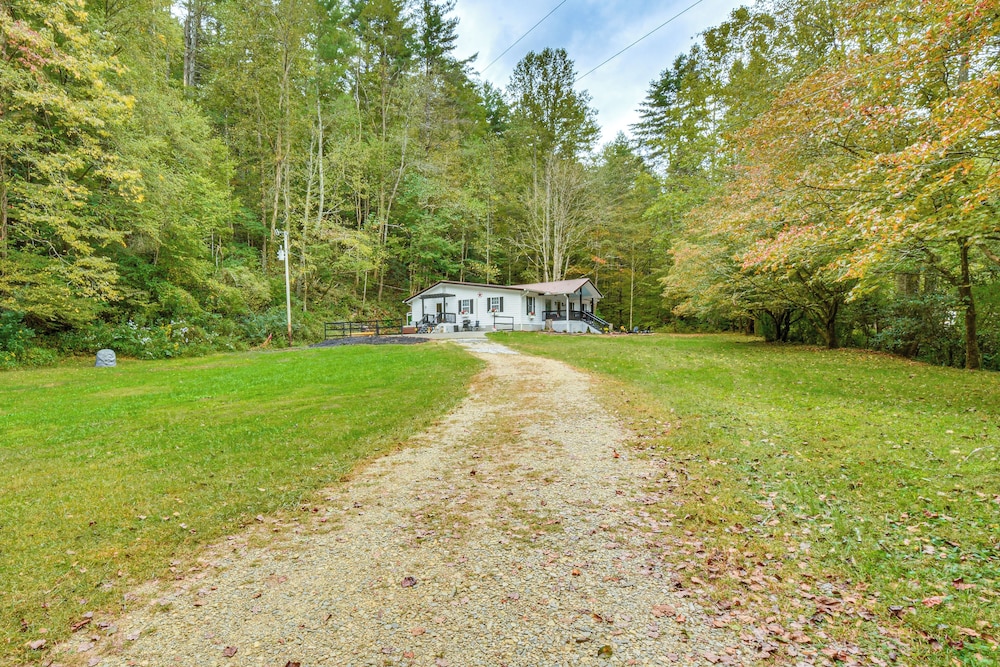 Creekside Cottage w/ Hot Tub: 8 Mi to Lake Chatuge