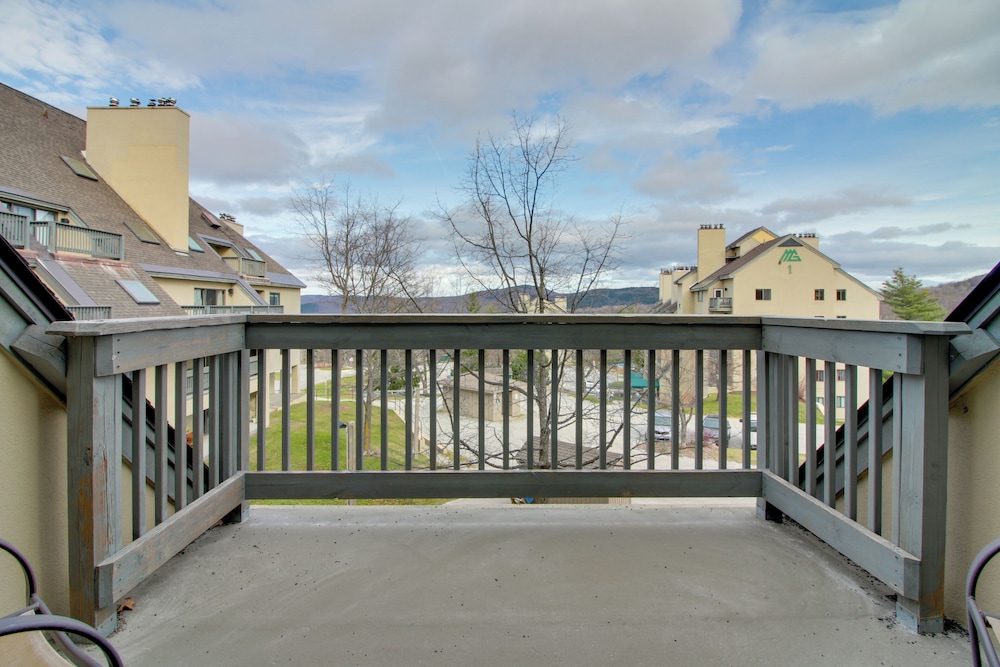 Cozy Condo w/ Community Pool, Walk to Slopes! view 3
