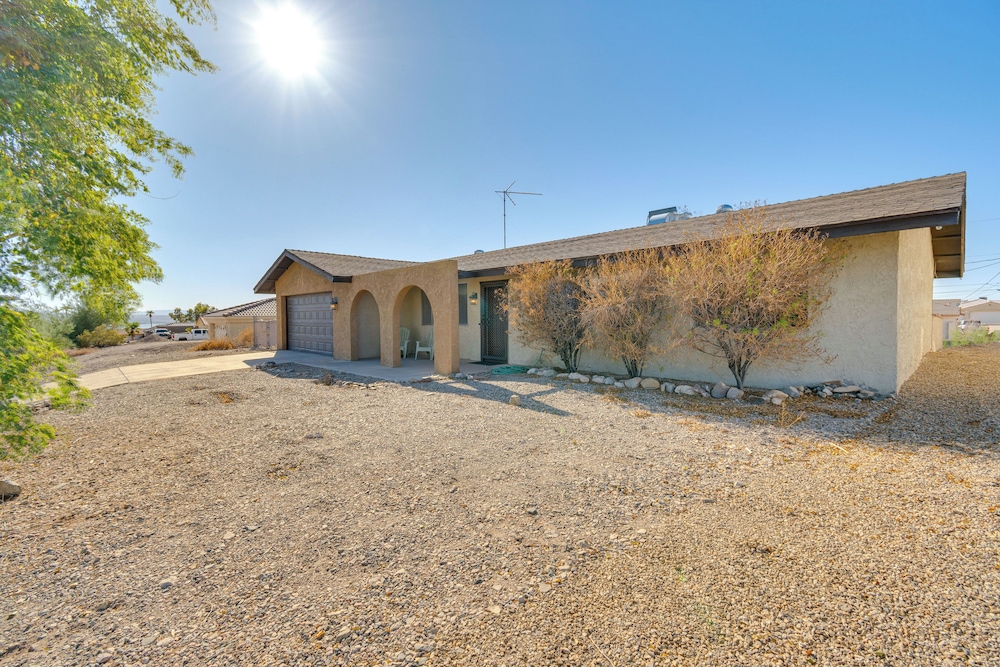 2 Mi to Lake Havasu: Pet-friendly Home