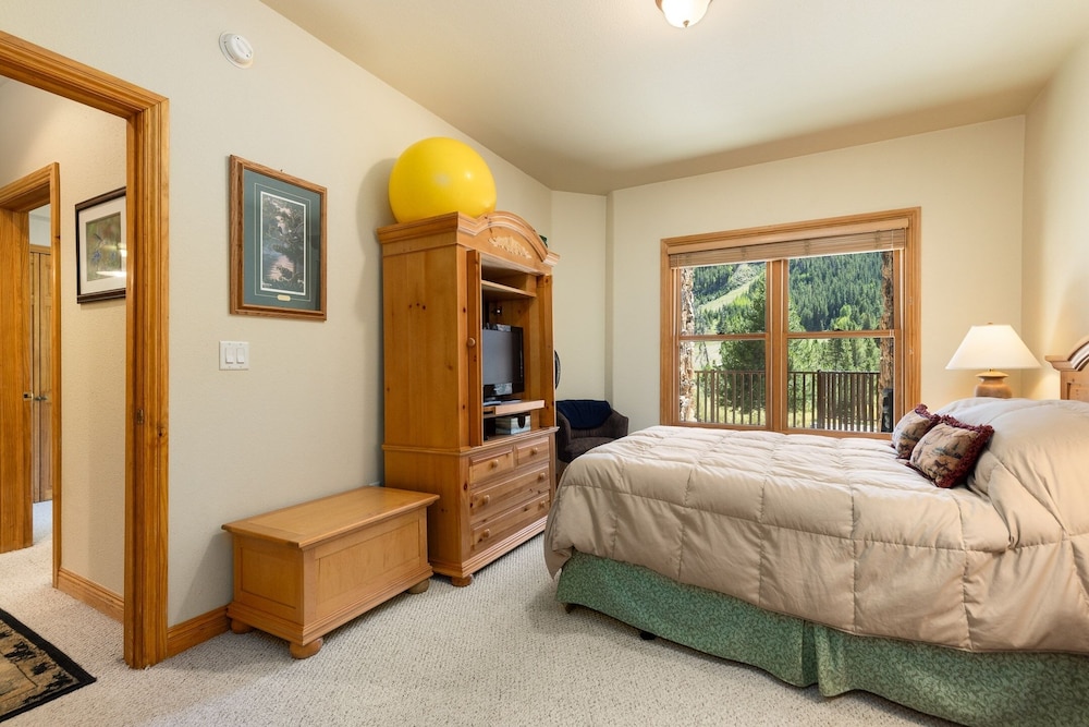 5949 Hidden River Lodge 3 Bedroom Condo by RedAwning