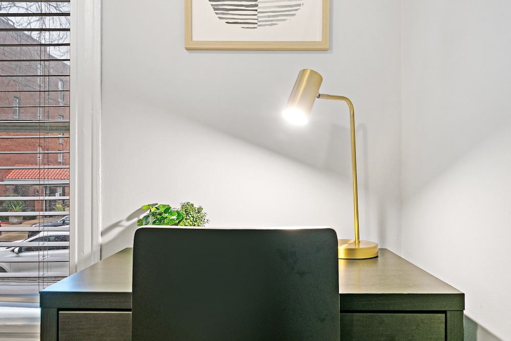 Chic 2BR Escape - Buckingham 1